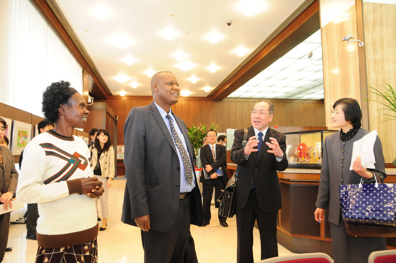 ケニアのＮＧＯ（非政府組織）「アフリカ開発緊急機構」からウェソンガ事務局長らが山梨中央銀行本店を訪問。写真右から２人目が靍田さん（写真提供：靍田さん）