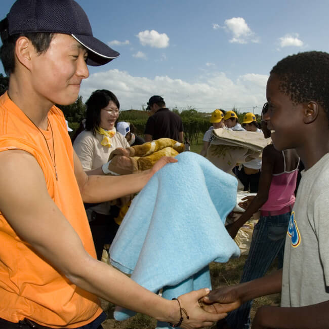 2008年、モザンビークでの配付活動
